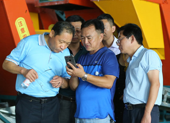 农机局局长观看我司最新机械的研发视频